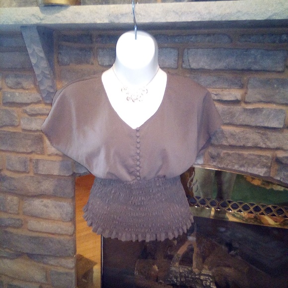 Beautiful taupe top!!!!  Will Slim you - Picture 8 of 8